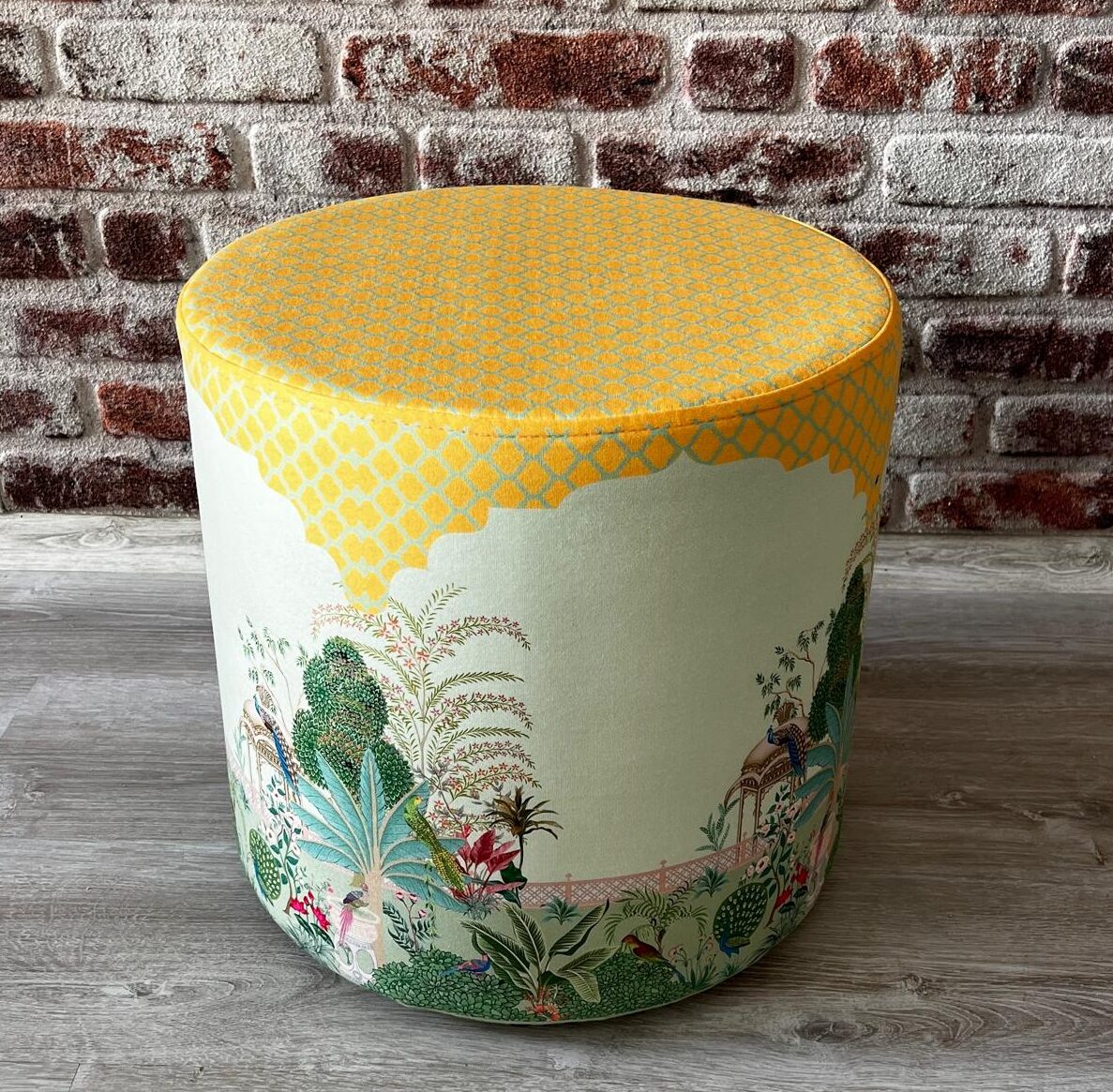 Tapınak Kuşları Dekoratif Yuvarlak Puf