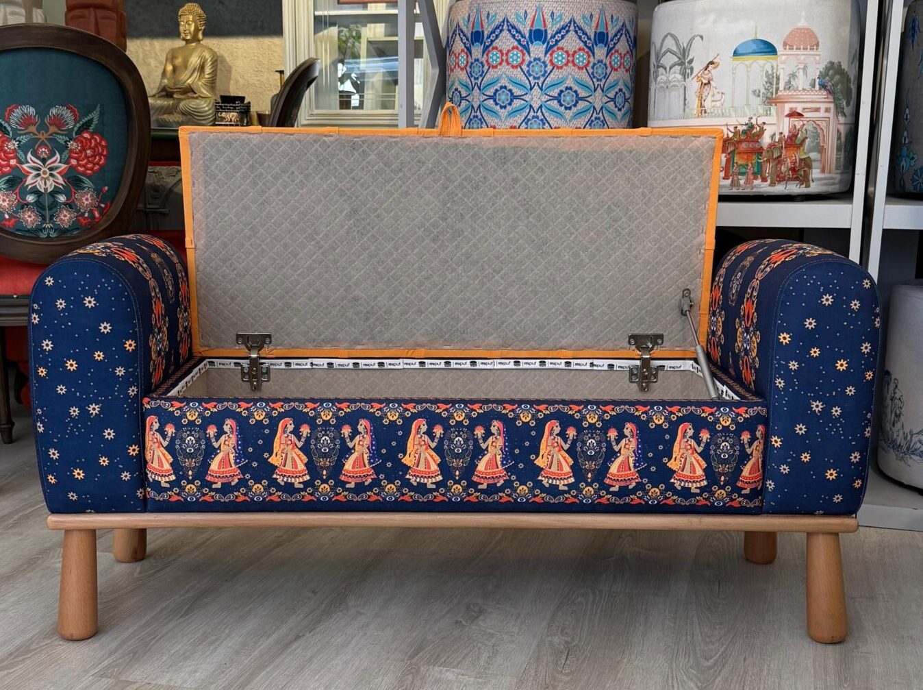 Hintli Kızlar Desenli Kollu Sandıklı Puf - Görsel 3