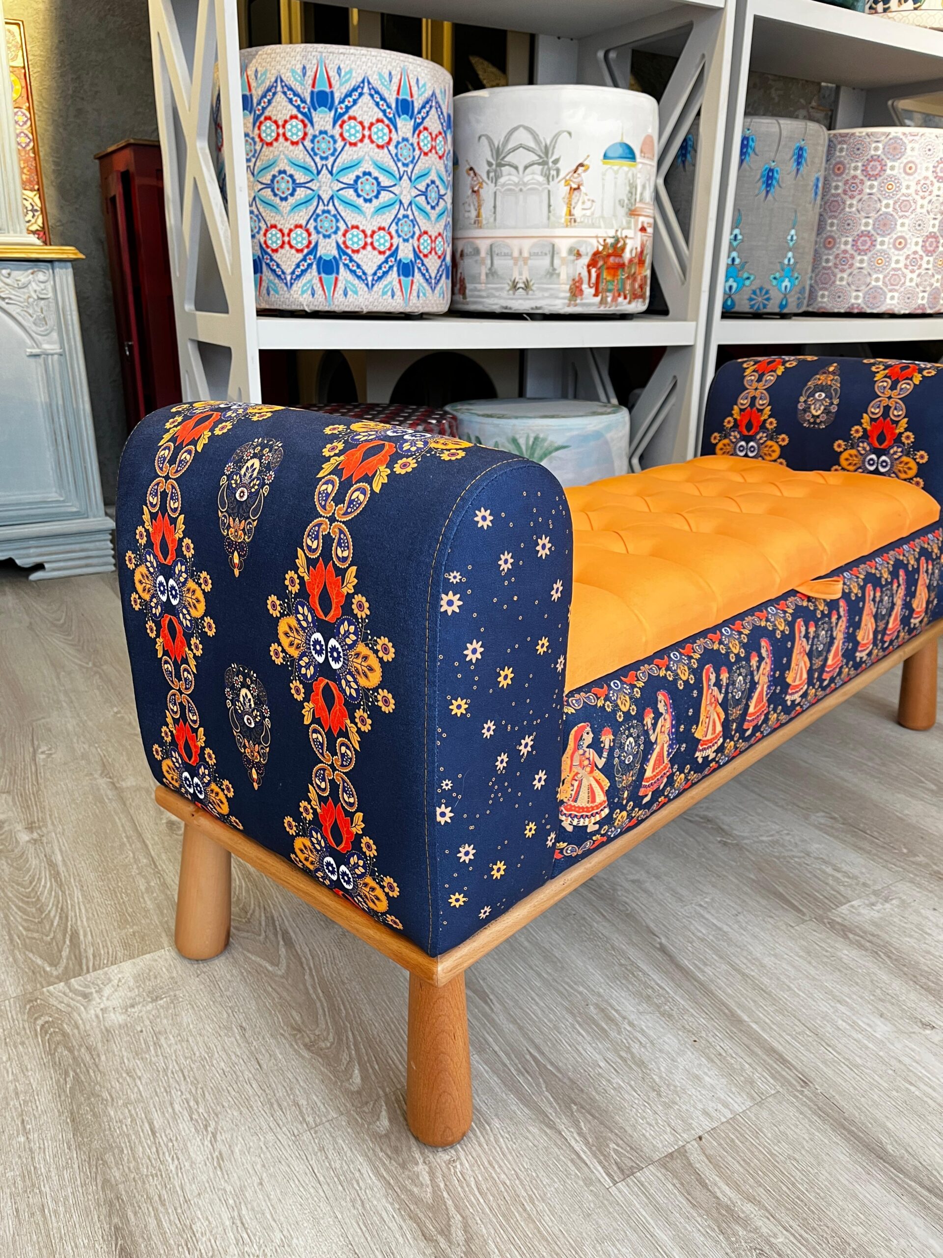 Hintli Kızlar Desenli Kollu Sandıklı Puf