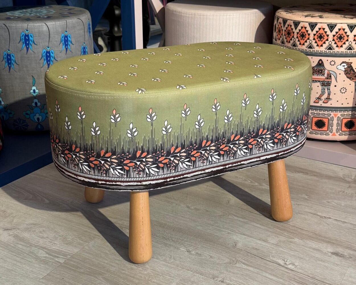 Salkım Desenli Dekoratif Oval Puf