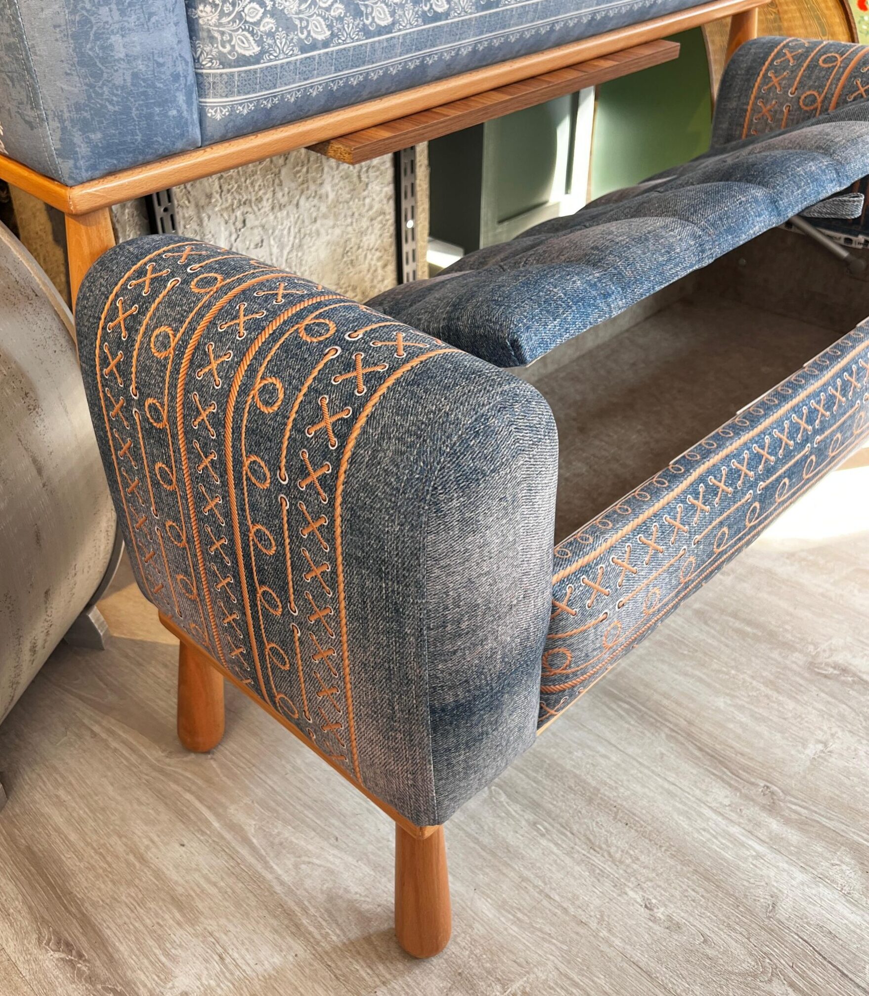 Denim Desenli Kollu Sandıklı Puf - Görsel 3